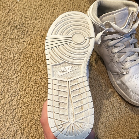 Air Jordon 1 mid /Youth 7 - Picture 2 of 4